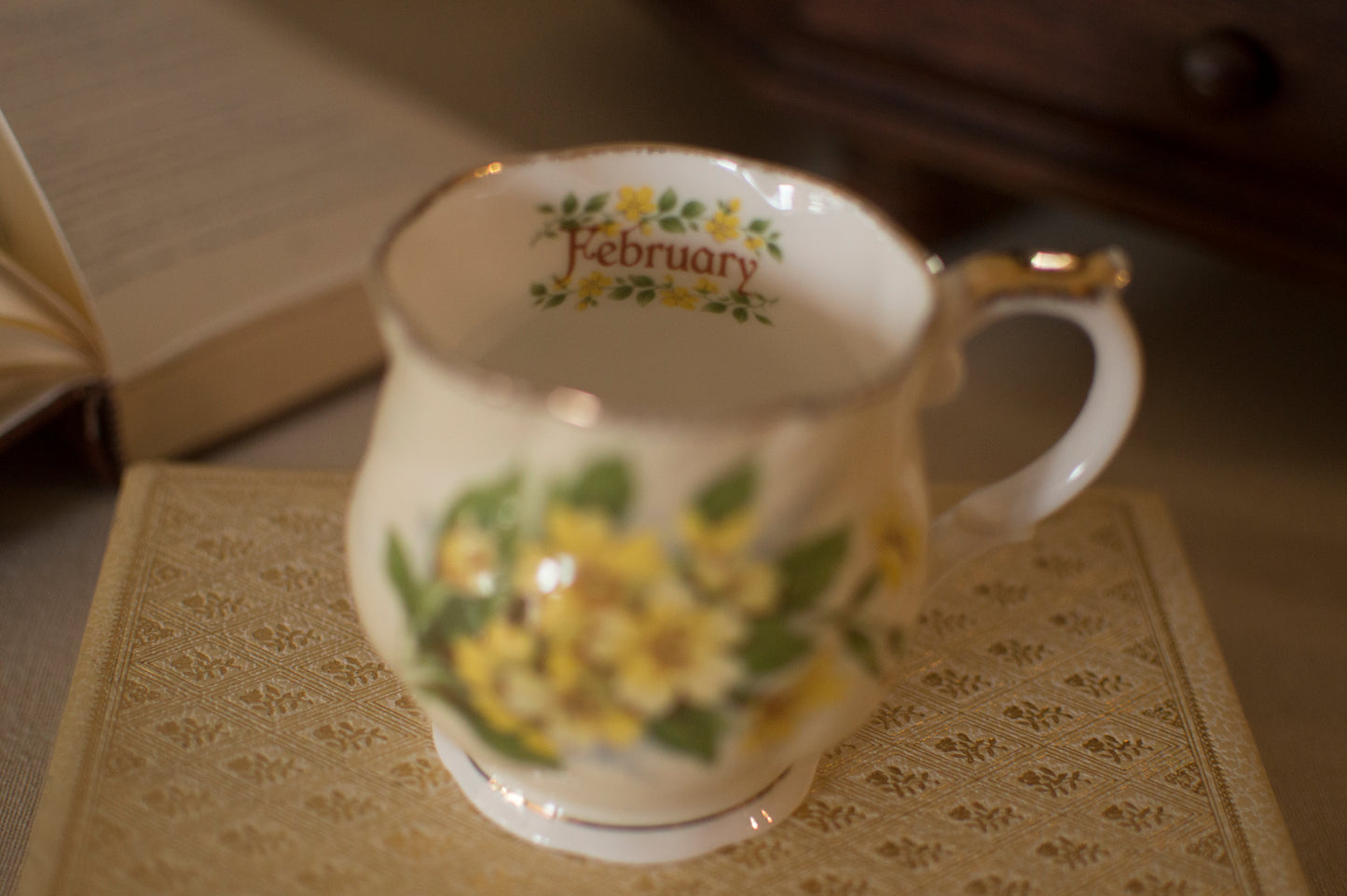 Tea Cup Candle QUEEN'S - FEBRUARY