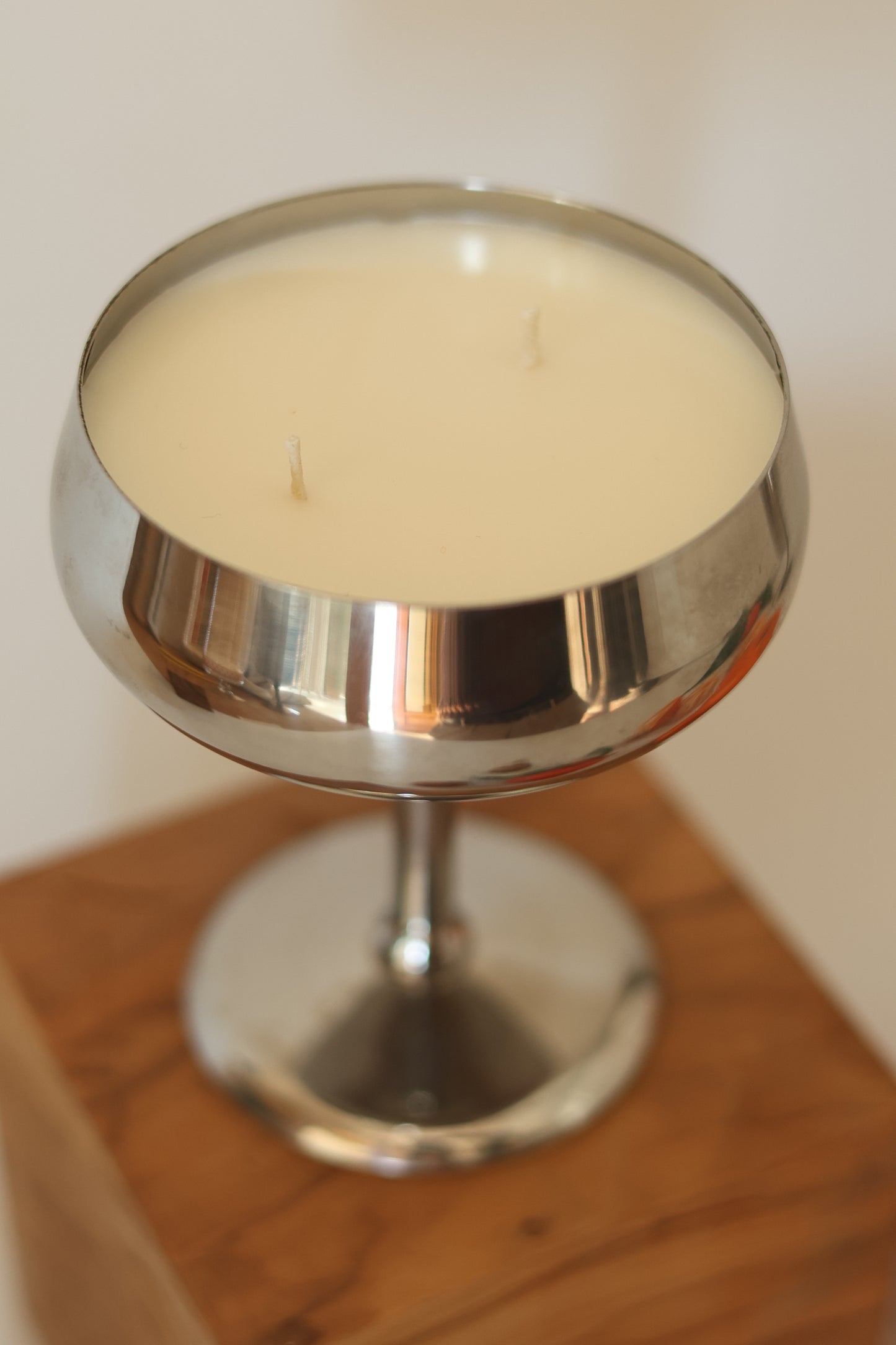 Candela in Coppa Bassa di Metallo Vintage - Minimal Candle