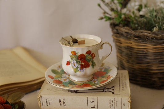 Tea Cup Candle ROYAL LONDON - STRAWBERRY BASKET
